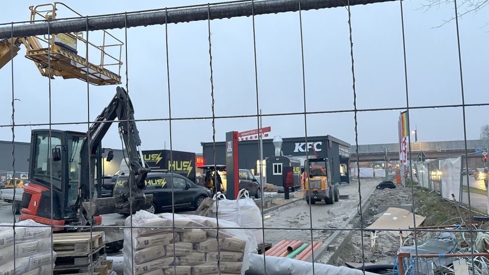 Hier läuft der Endspurt von frühmorgens bis spätabends: die neue KFC-Filiale in Harsweg. Fotos: Stephanie Schuurman