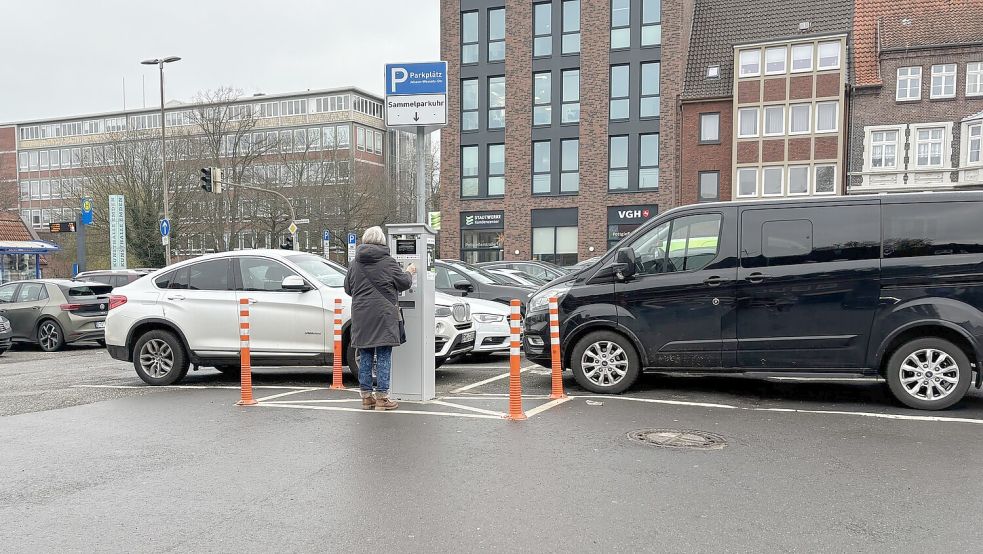 An den Parkautomaten von öffentlichen Parkplätzen kann jetzt eine kostenlose Park-Stunde gebucht werden. Fotos: Mona Hanssen