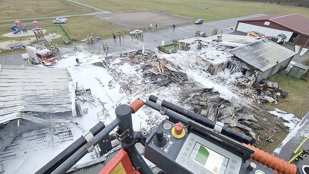 Mehrere Gebäude, Fahrzeuge und Flugzeuge wurden durch das Feuer zerstört. Foto: Freiwillige Feuerwehr Cloppenburg / Lichtfuß