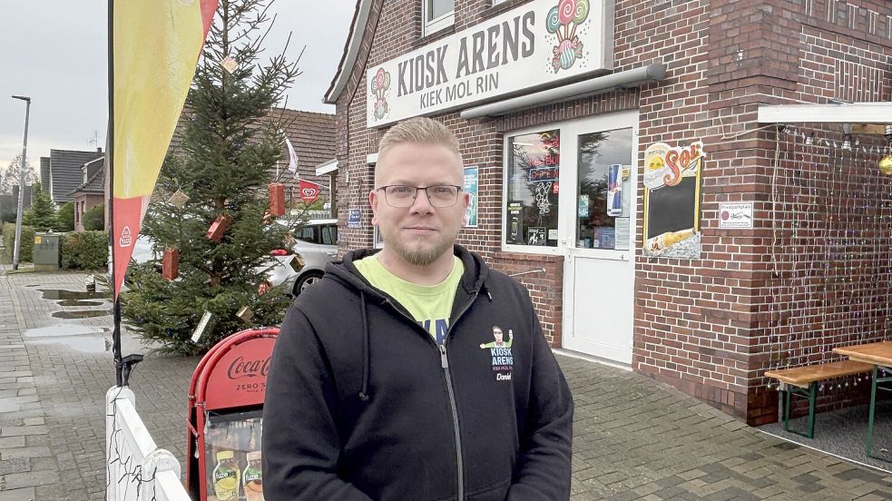 Kiosk-Besitzer Daniel Arens wehrt sich gegen die Formulierungen im „Spiegel“-Artikel mit dem Titel „Der Klotzi-Kult von Ostrhauderfehn“. Fotos: Henrik Zein