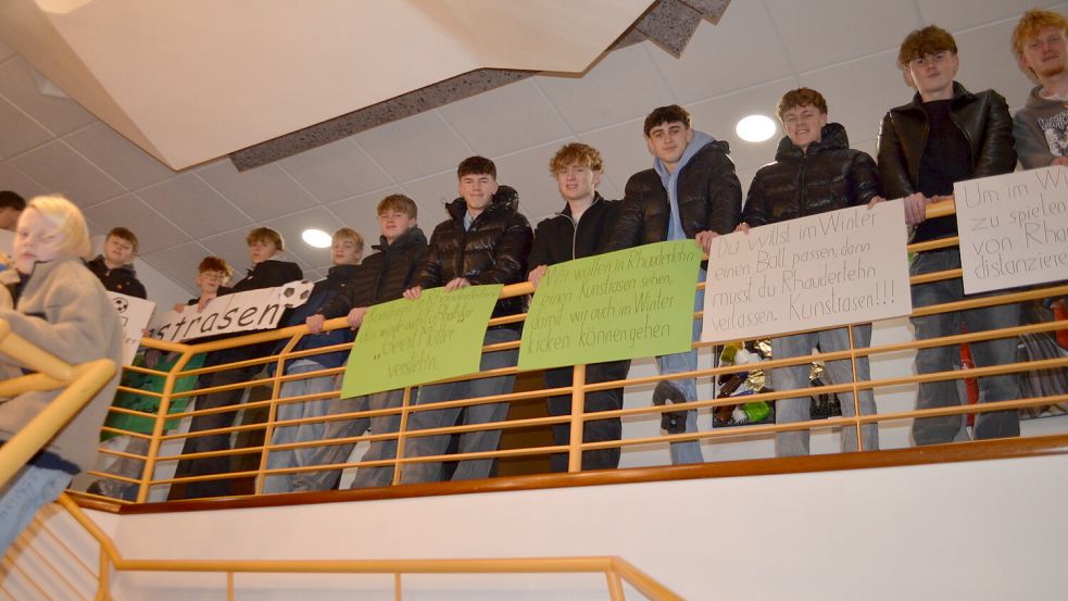 Bereits im Treppenaufgang zum Ratssaal wurden Rat und Verwaltung empfangen von jungen Leuten mit Plakaten, die sich für die Einrichtung eines Kunstrasenplatzes in Rhauderfehn stark machten. Das Thema stand als Punkt 5 auf der Tagesordnung der Ratssitzung. Der Beschluss des Rates war eindeutig. Foto: Astrid Fertig