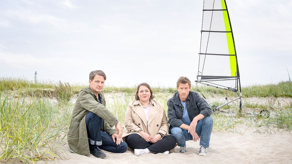Ein tödlicher Ausflug mit dem Strandsegler? Wolfgang Habedank (Holger Stockhaus, von links), Melanie Harms (Tina Pfurr) und Henk Cassens (Maxim Mehmet) zweifeln an der Unfalltheorie. Foto: Michael Kötschau/ZDF/dpa