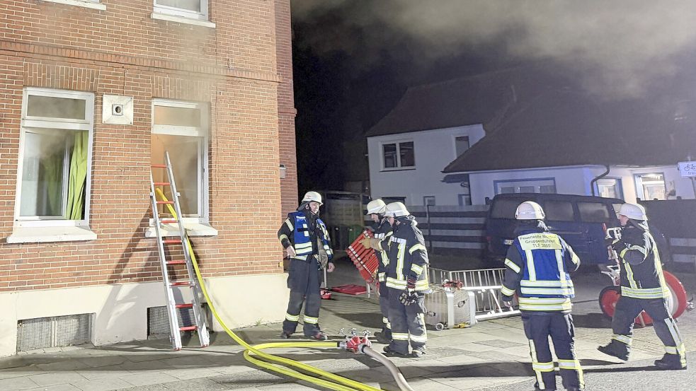 Dicker Rauch quoll aus dem geöffneten Fenster der Brandwohnung. Foto: Thomas Weege
