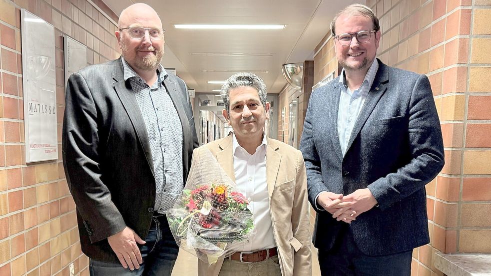 Oberbürgermeister und Aufsichtsratsvorsitzender Tim Kruithoff (rechts) und der Auricher Krankenhausdirektor Heiko Goldenstein (links) begrüßen Nasser Fahami als Chefarzt.Foto: Trägergesellschaft