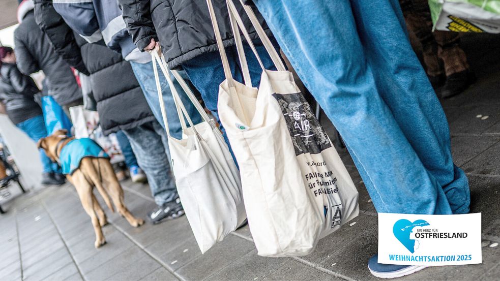 Fast 200 Menschen sind mit Beuteln, Tüten und Taschen gekommen. Foto: Klaus Ortgies