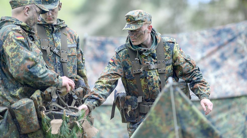 Ob Amtsstube oder Kaserne: Bei der Bundeswehr führt unter anderem der Personalmangel offenbar zu zahlreichen Überstunden. Foto: dpa/Klaus-Dietmar Gabbert