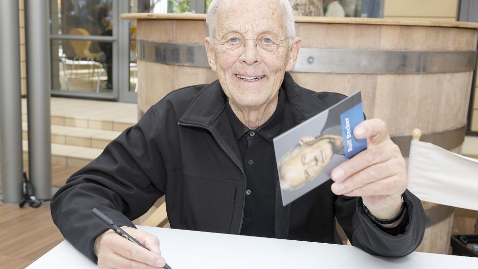 Rolf Becker bei einer Autogrammstunde: Der Schauspieler starb im Alter von 90 Jahren in Hamburg. Foto: IMAGO/Eibner