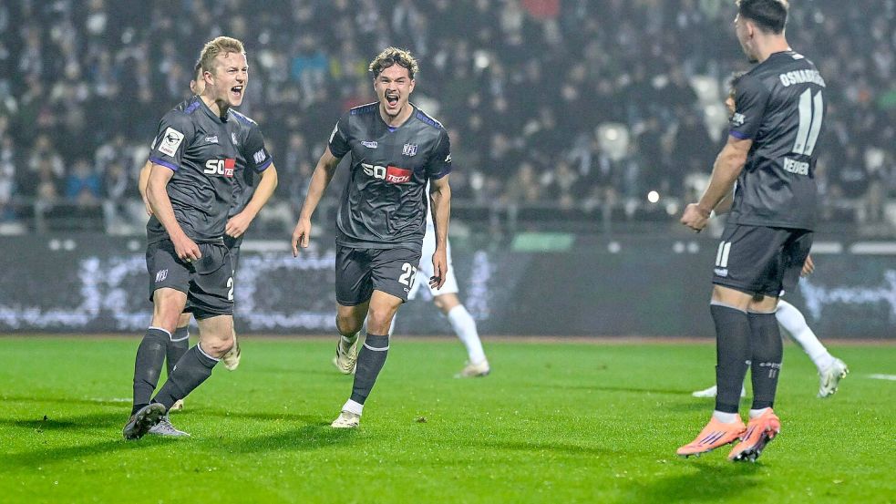 Lila-Weißer Jubel in dunkelgrau: Niklas Wiemann (links), Robin Fabinski (Mitte) und Robin Meißner feiern das 2:0 durch Wiemann. Foto: Michael Titgemeyer