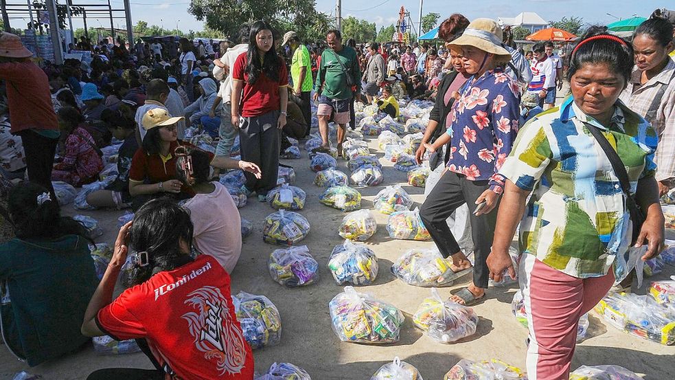 Mehr als 500.000 Personen auf beiden Seiten des Grenzkonflikts wurden durch die Gefechte in die Flucht gedrängt. Hier warten Evakuierte in der Provinzstadt Banteay Menchey in Kambodscha auf eine Spende von einer lokalen Wohltätigkeitsorganisation. Foto: Heng Sinith/AP/dpa