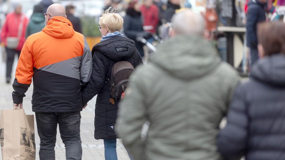 Weihnachtsgeschenke kaufen ohne Zeitdruck: Das geht am Sonnabend beim XXL-Shopping in der Leeraner Innenstadt. Symbolfoto: Michael Reichel/DPA