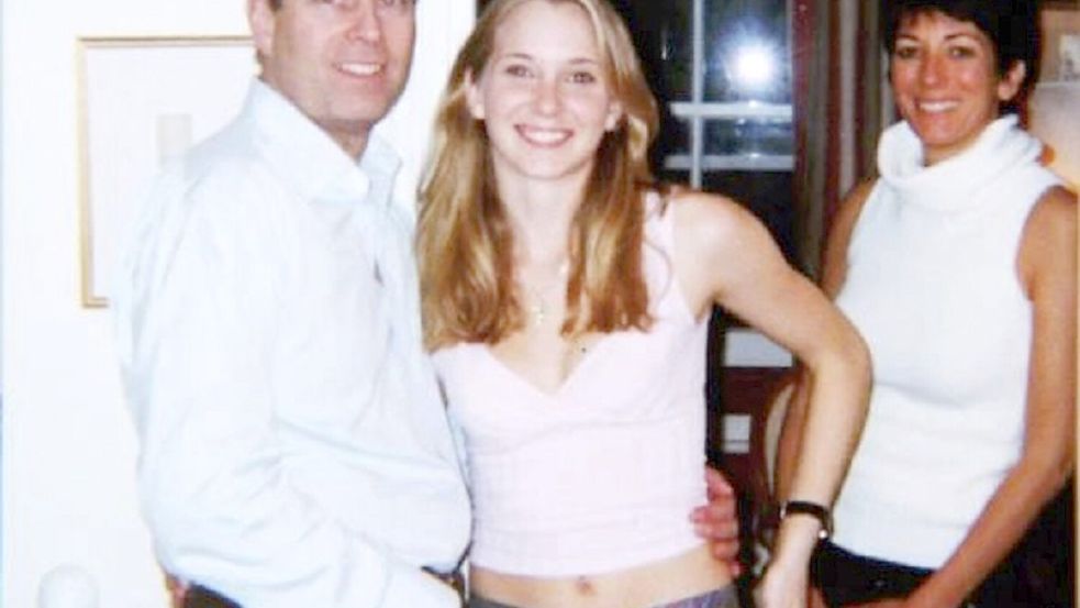Auf dem berüchtigten Foto ist Andrew (links) mit Epstein-Opfer Virgina Giuffre (Mitte) zu sehen. (Archivfoto) Foto: Us Department Of Justice