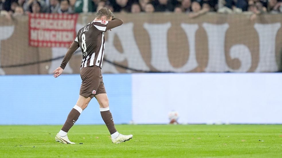 Eric Smith (FC St. Pauli) geht nach seinem Platzverweis vom Spielfeld. Foto: Marcus Brandt