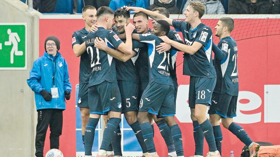 Ozan Kabak (3. Spieler von l.) bejubelt Tor und Rückkehr in die Startelf nach schwierigen Zeiten. Foto: Uwe Anspach