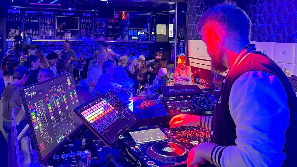 Für die Senioren spielt der DJ Hits aus deren Jugend. Foto: Rachel Sommer/dpa