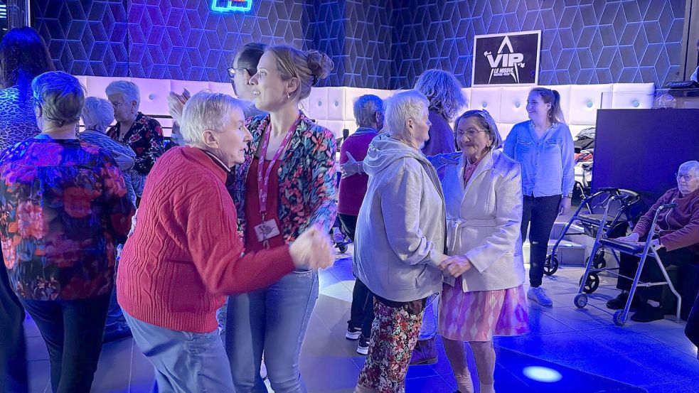 Zu Twist, Walzer, Tango und Polonaise tanzen im Club Jung und Alt miteinander. Foto: Rachel Sommer/dpa