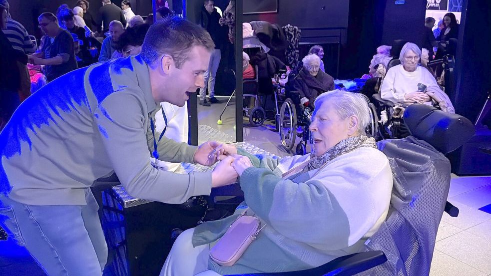 Auch viele Bewohnerinnen und Bewohner im Rollstuhl feiern im Club mit. Eine von ihnen ist Charline Bar. Foto: Rachel Sommer/dpa