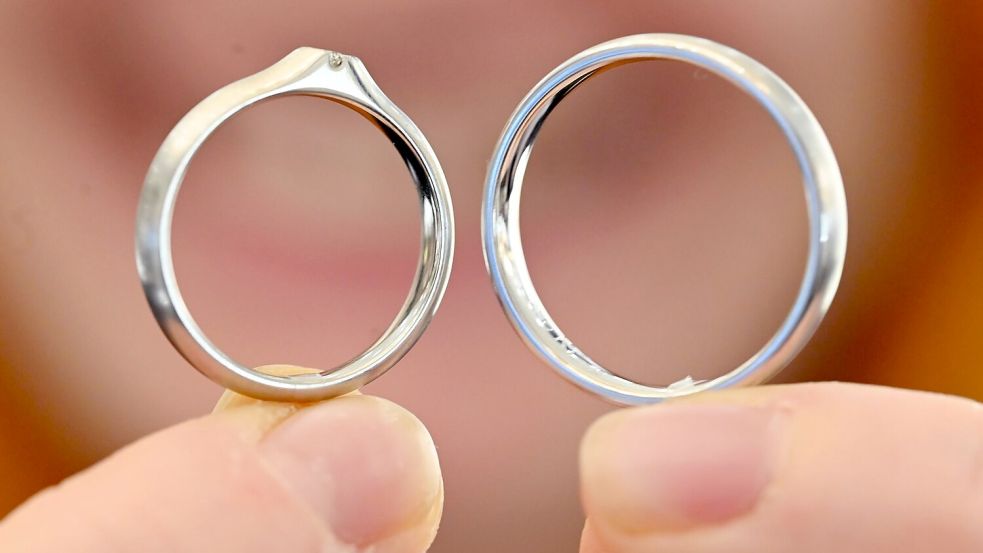 Für Brautpaare sind Trauring aus Platin - wie links zu sehen - eine Alternative. (Archivbild) Foto: Uli Deck