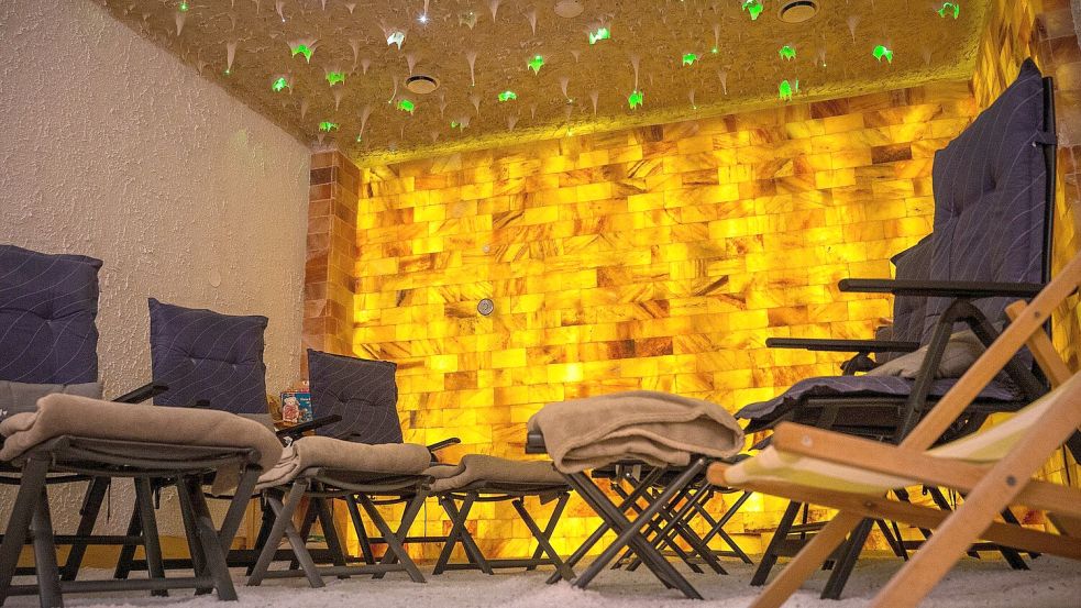 Liegestühle stehen auf Kristallen aus Himalaja-Salz in einer Salzgrotte in Berlin. Foto: DPA