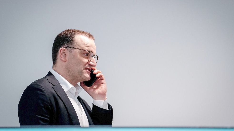 Jens Spahn ist in der Corona-Krise laut einer Untersuchung „gegen den Rat seiner Fachabteilungen“ in großem Umfang in die Schutzmasken-Beschaffung eingestiegen. (Archivfoto) Foto: Kay Nietfeld/dpa