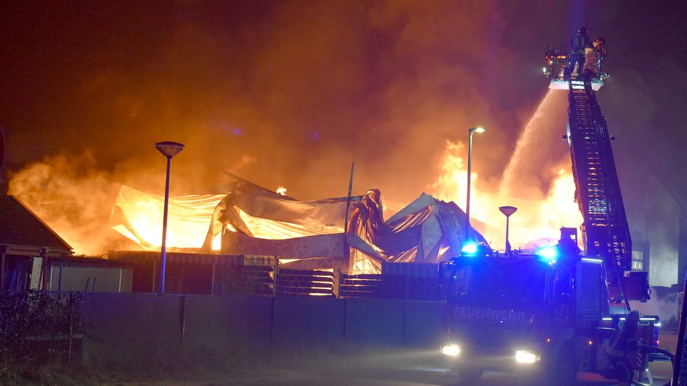 Die Produktionshalle einer Möbeltischlerei in Steenfelde geriet am frühen Sonntagmorgen in Brand. Fotos: Henrik Zein
