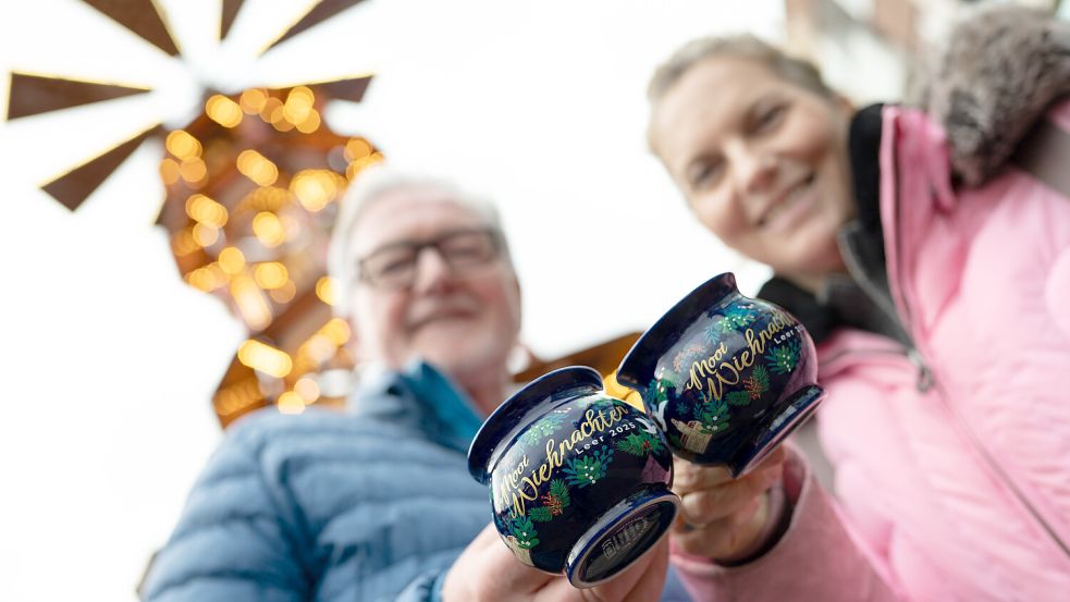 Anstoßen mit einem Becher Glühwein: Für viele Besucherinnen und Besucher ein Muss auf dem Weihnachtsmarkt. Foto: Klaus Ortgies