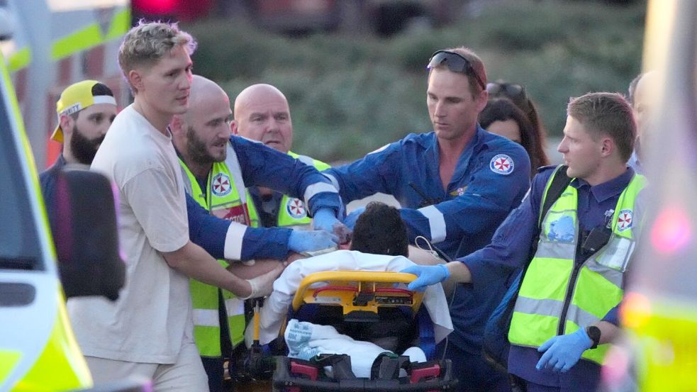 Viele Menschen sterben, Dutzende werden verletzt in Krankenhäuser gebracht. Foto: Mark Baker/AP/dpa