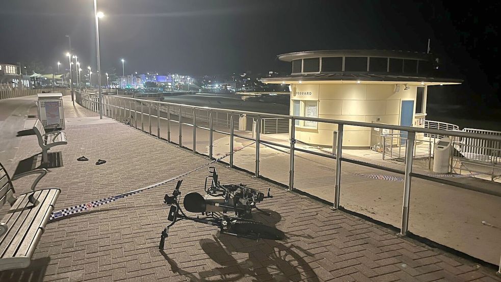 Die Panik der letzten Stunden hat Spuren hinterlassen - in der Eile zurückgelassene Flipflops liegen neben umgestürzten Fahrrädern. Foto: Marc Kalpidis/dpa