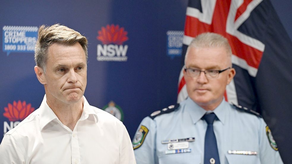 Der Regierungschef der Region New South Wales, Chris Minns (links), sprach von gezielter Gewalt gegen Juden. Foto: Dean Lewins