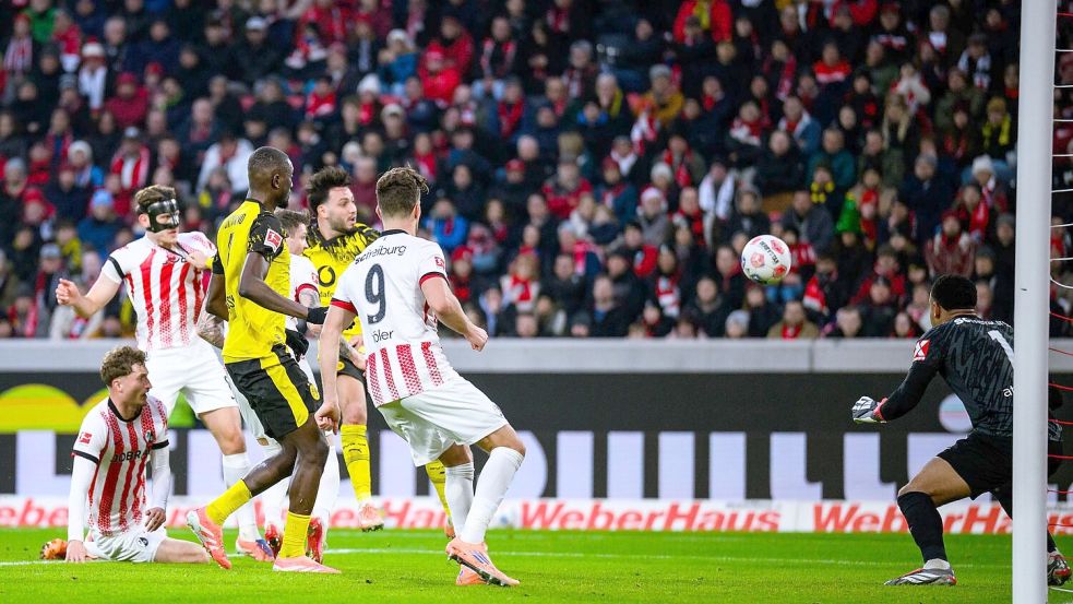 Im Nachsetzen: Ramy Bensebaini überwindet Noah Atubolu (r.). Foto: Tom Weller