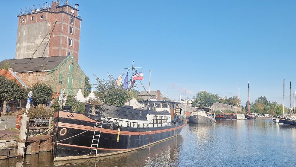 Für die Sport- und Traditionsschiffe im Hafen von Weener wäre ein Höhenunterschied von zehn Zentimetern kein Problem, wenn überschüssiges Wasser aus dem Buschfelder Sieltief ins Hafenbecken geleitet würde. Foto: Tatjana Gettkowski