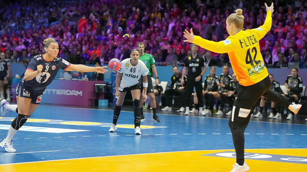 Torhüterin Katharina Filter kann zunächst nur wenig Würfe parieren. Foto: Peter Dejong/AP/dpa