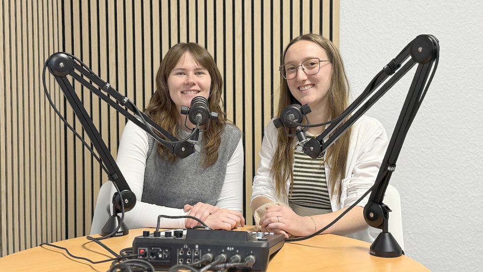 Pia Pentzlin (links) und Leona Spindler (rechts) sind die Hosts der sechsten Staffel des Podcasts „Watt´n los?“. Foto: Björn Klüver