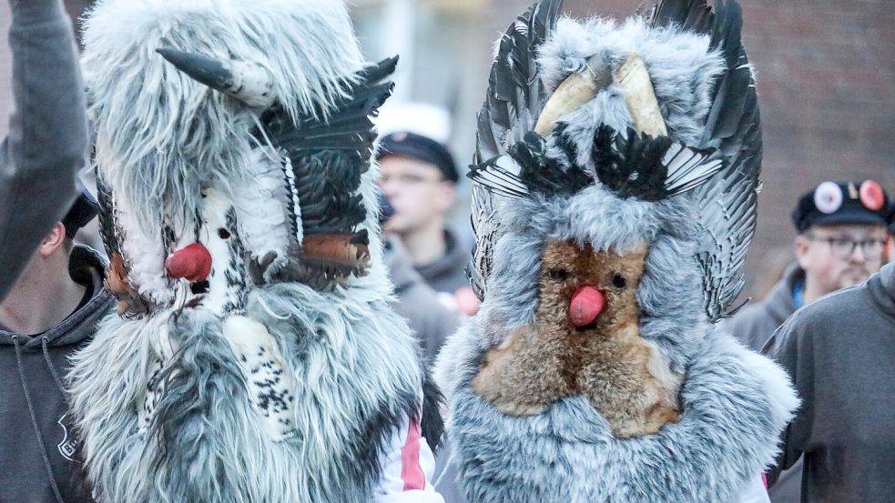 In drei Gruppen laufen insgesamt sechs Klaasohms über Teile der Insel. Besonders auffällig sind die detaillierten Masken. Foto: Claus Hock