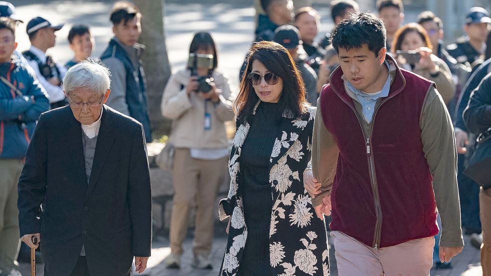 Lais Angehörige und Unterstützer kamen zum Gericht, um das Urteil zu hören. Foto: Chan Long Hei/AP/dpa