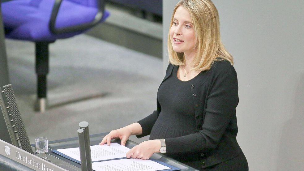 Bauministerin Verena Hubertz (SPD) mit Babybauch im Bundestag. Sie musste viele Hasskommentare einstecken, als sie ihre Schwangerschaft öffentlich machte. Foto: IMAGO/dts Nachrichtenagentur