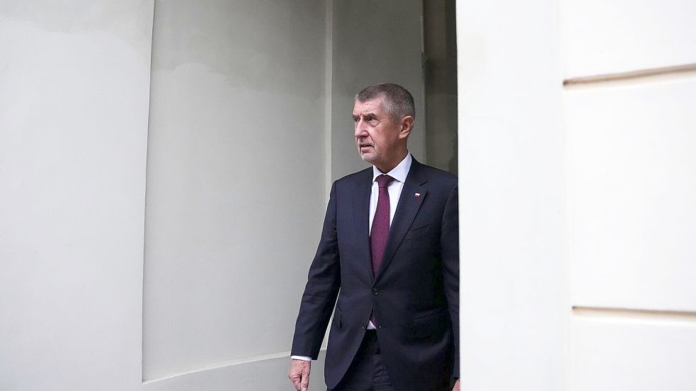 Babis verlässt die Prager Burg nach der Ernennung seiner Regierung. Foto: Petr David Josek/AP/dpa