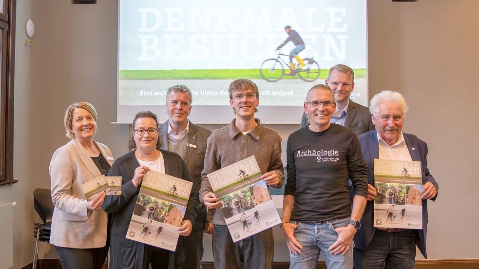 Insa Bruns-Breninck (von links), Ute Meinert und Carsten Mohr von den ostfriesischen Sparkassen, der Videoproduzent Jannik Preuß, Dr. Jan Kegler, Dr. Matthias Stenger und Rico Mecklenburg von der Ostfriesischen Landschaft stellten die Filmreihe „Denkmale besuchen“ vor. Foto: privat