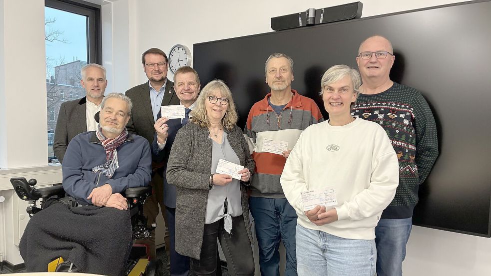 Der Stiftungsvorstand mit Gerold Verlee (von links), Christian Züchner und Tim Kruithoff überreichte Schecks an Detlef Greek (DRK Emden), Kirsten Ganze (Familienbildungsstätte), Ludwig Boom (Pflegegenossenschaft), Judith Meulenberg (Schwalfke) und Holger Janssen (Awo). Foto: privat