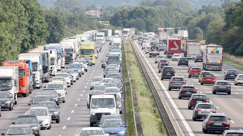 Staus wie hier im niedersächsischen Meckelfeld an der Grenze zu Hamburg sind besonders an Feiertagen zu erwarten. Foto: IMAGO/Nikito