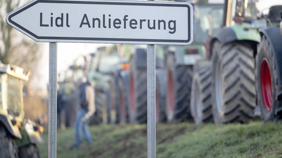 Landwirte mit Traktoren demonstrieren vor der Lidl-Zentrale in Bad Wimpfen (Baden-Württemberg). Anlass sind bundesweite Bauernproteste wegen zu niedriger Milch- und Butterpreise. Foto: dpa/Marijan Murat