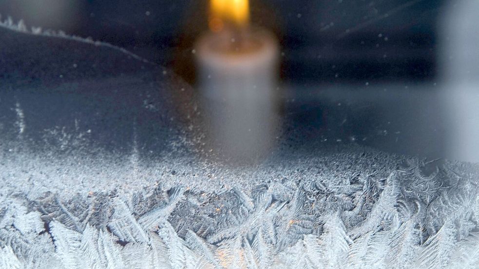 Familien setzen mit einer Kerze im Fenster ein Zeichen zum Gedenken an verstorbene Kinder. Weltweit soll so ein Lichtkreis entstehen. Foto: Imago/Imagebroker