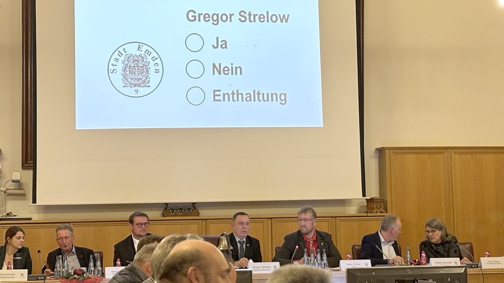 In Emden wurde ein neuer ehrenamtlicher Bürgermeister gewählt. Nur Gregor Strelow (Mitte) war vorgeschlagen. Fotos: Mona Hanssen