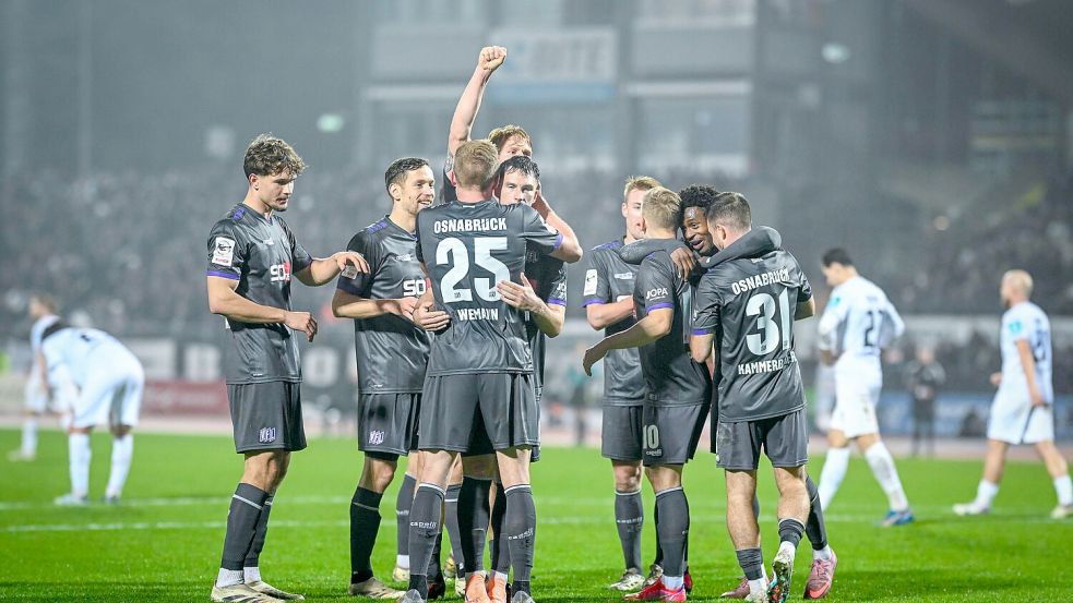In der Fremde jubeln sie öfter: Der VfL Osnabrück steht in der Auswärtstabelle der 3. Liga auf dem ersten Platz. Foto: Michael Titgemeyer