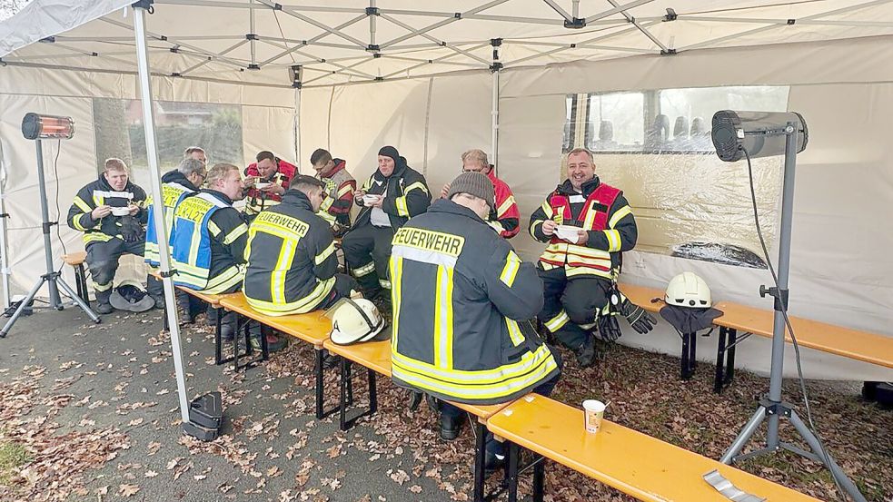 In einem Unterstand, der beheizt wurde, konnten sich die Einsatzkräfte mit Suppe, Würstchen und Kaffee stärken. Foto: Kreisfeuerwehr Leer