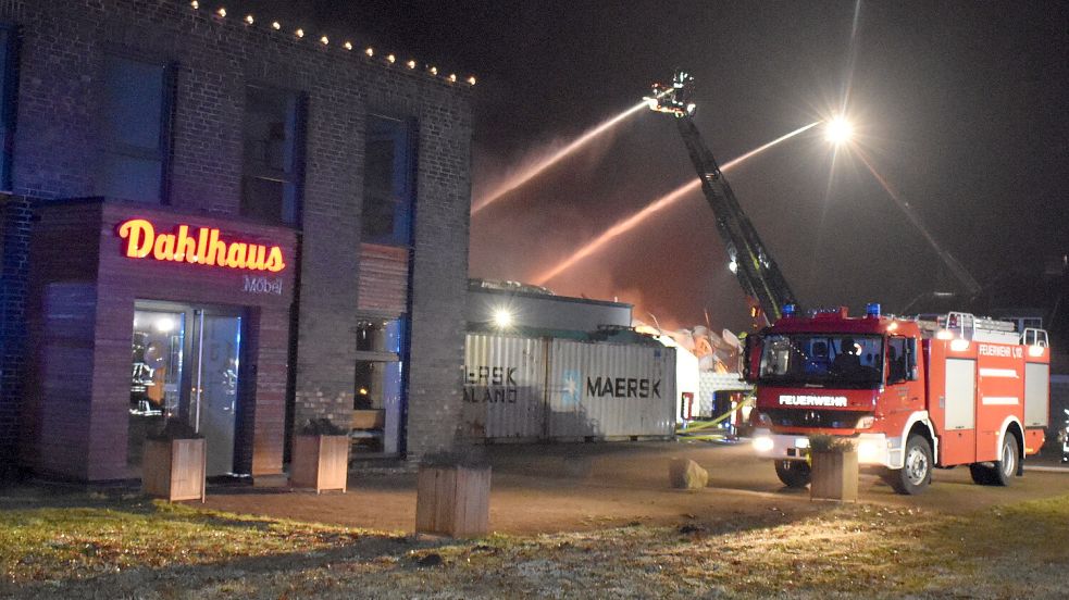 Im Einsatz waren auch die Drehleitern aus Papenburg und Westrhauderfehn.