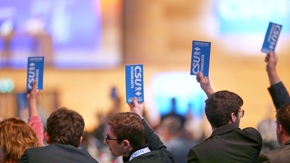 Wenn es nach der CSU geht, sollen bei gesellschaftlichen Anlässen in Deutschland bis zu drei Hymnen gespielt werden, um den Zusammenhalt zu stärken. Foto: IMAGO/dts Nachrichtenagentur