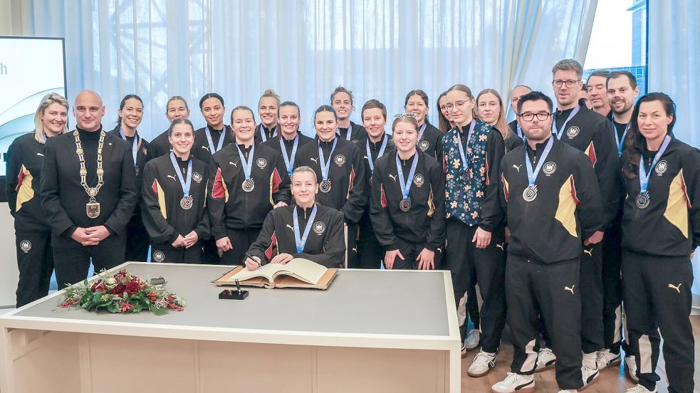 Die deutschen Handballerinnen trugen sich in Dortmund ins Goldene Buch der Stadt ein. Foto: Christoph Reichwein