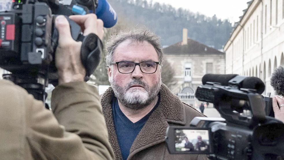 Der wegen der Vergiftung von Patienten angeklagte Anästhesist in Frankreich beteuert seine Unschuld. Foto: Arnaud Finistre/AFP/dpa