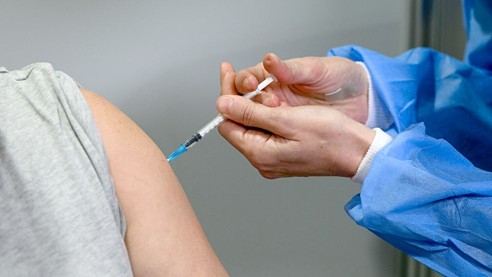 Am BGH geht es heute um die Klage einer Frau, die im März 2021 mit dem Impfstoff Vaxzevria des Herstellers Astrazeneca geimpft wurde. (Symbolbild) Foto: Robert Michael