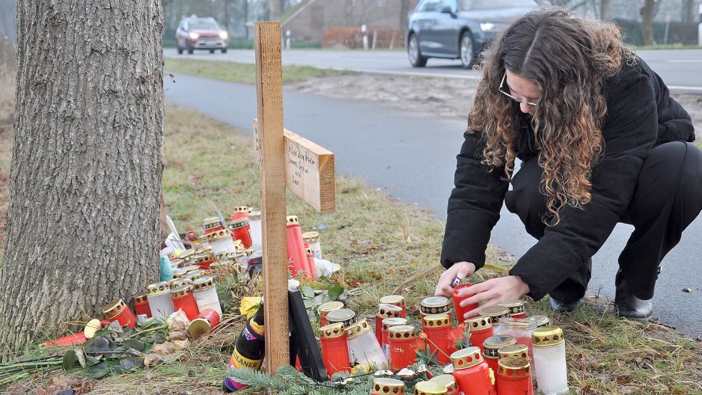 Josephine Kuttler zündet auf dem Weg zur Trauerfeier ein Grablicht zur Erinnerung an den 19-Jährigen an, der hier am 19. November 2025 tödlich verunglückte. Foto: Susanne Ullrich